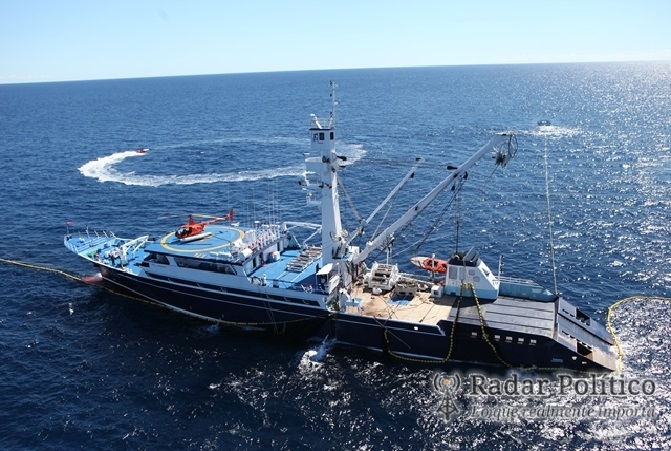 Resultado de imagen para fotos depredacion de barcos atuneros
