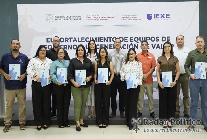 Entrega Subsecretaría de Administración 11 becas a personal del Gobierno del Estado