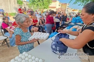 Entregan apoyos alimentarios a familias de la colonia Leonardo Gastélum en Cabo San Lucas