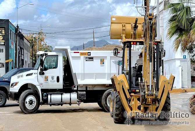 Obras Públicas retira azolve y rehabilita vialidades en Los Cabos tras lluvias