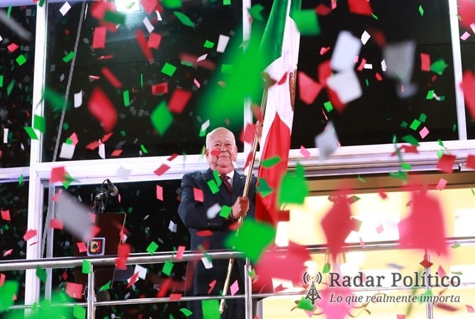Celebra Gobernador Víctor Castro con familias sudcalifornianas el Grito de Independencia