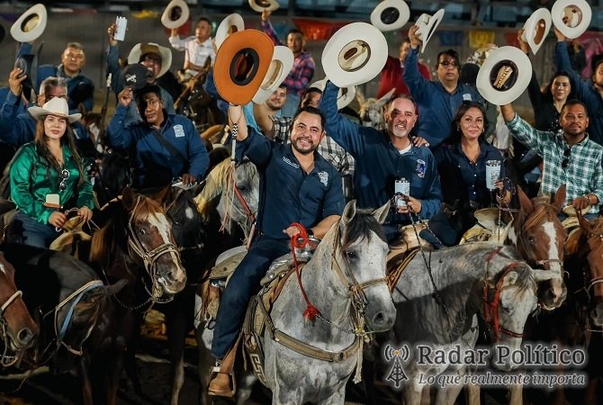 Encabeza Christian Agúndez Gómez tradicional cabalgata de las Fiestas de Cabo San Lucas 2026