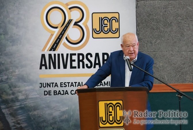 Conmemora Víctor Castro el Día del Caminero junto al personal de la JEC