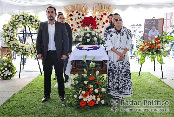 Rinde XV Ayuntamiento de Los Cabos homenaje póstumo a Rigoberto Arce Martínez
