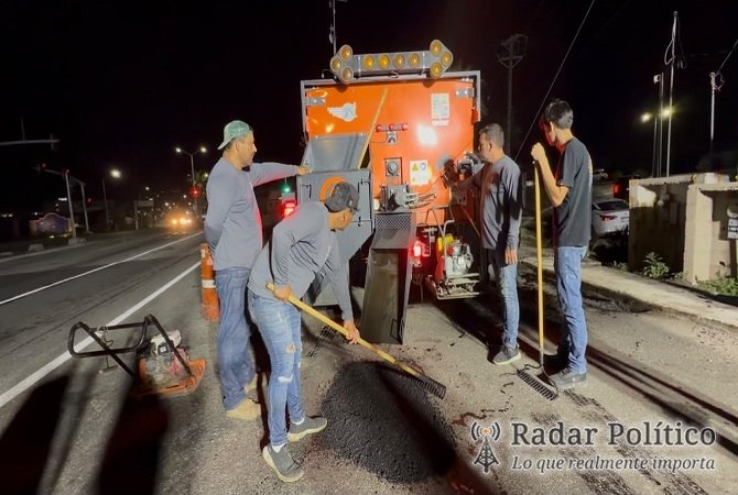 Implementan bacheo nocturno en Cabo San Lucas para mejorar vialidades y seguridad vial