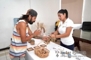 Con taller de artesanías con corchos, promueve XV Ayuntamiento reciclaje y emprendimiento en CSL